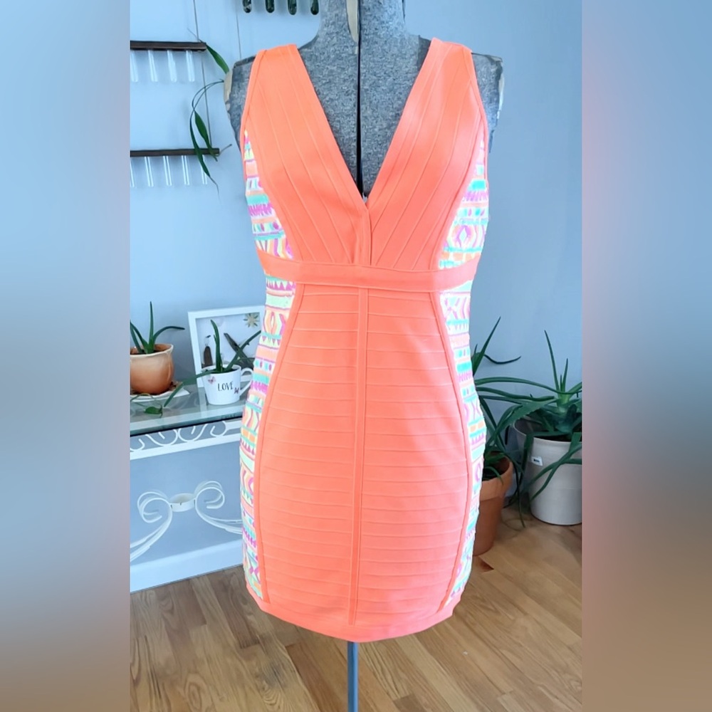 V-Neck Sleeveless Bandage Dress with Colorful Side Panels - Picture 3 of 4